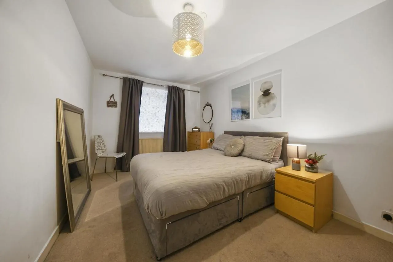 London Bridge I Bed Apartment By Tower Bridge - Great Location Close To Transport Links 0*,  United Kingdom